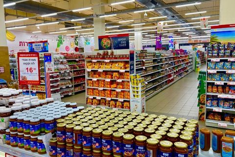 スーパーマーケットの店内
